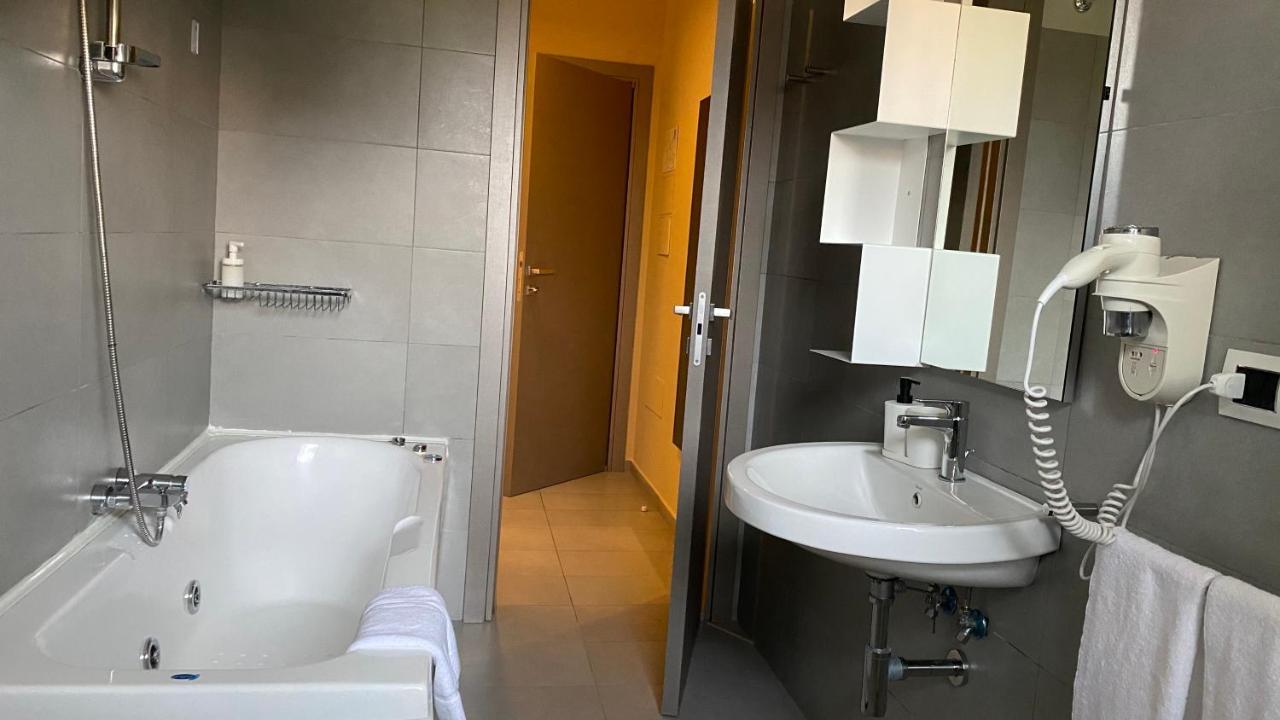 Victoria Hotel Pomigliano d'Arco Dış mekan fotoğraf